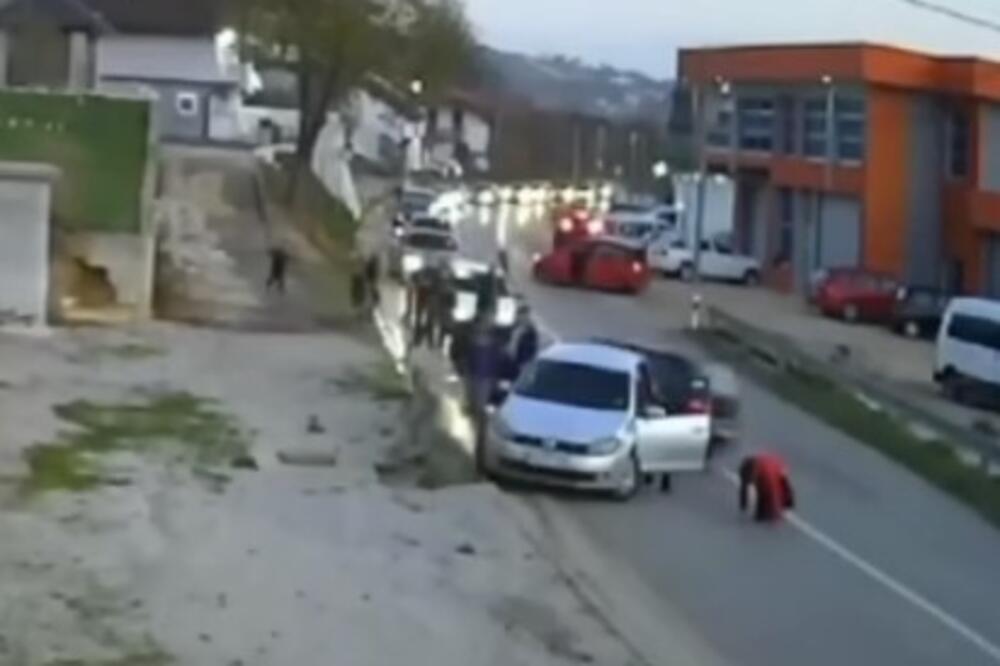 NOVI SNIMAK STRAVE IZ KLADUŠE! Suvozač seo za volan i krenuo da gazi ljude, UZNEMIRUJUĆI DETALJI!