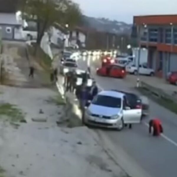 NOVI SNIMAK STRAVE IZ KLADUŠE! Suvozač seo za volan i krenuo da gazi ljude, UZNEMIRUJUĆI DETALJI!