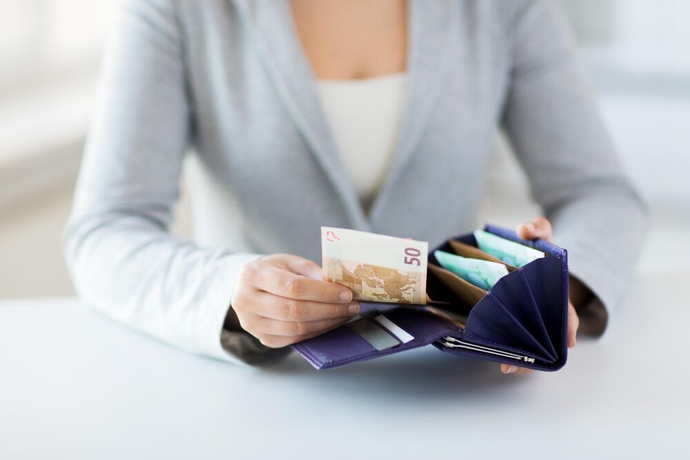 Novac U Rukama Jednokratna novčana pomoć od 100.000 dinara nezaposlenim trudnicama iz ...