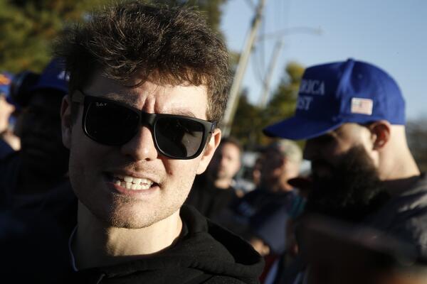 DA LI JE OVO NAJOPASNIJI ČOVEK U AMERICI? Ima 27 godina, a uspeo je da šokira celu naciju! Tvrdi da je HOLOKAUST...