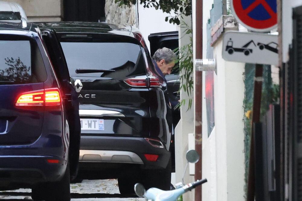 Prve fotografije Sarkozija nakon izlaska iz zatvora: Posle 20 dana pušten kući, evo ko mu je prvi došao u posetu!