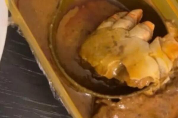 Naručila hranu u restoranu, pa joj doneli "LJUDSKE NOGE" na tanjiru! Devojka od šoka odmah pozvala policiju (VIDEO)