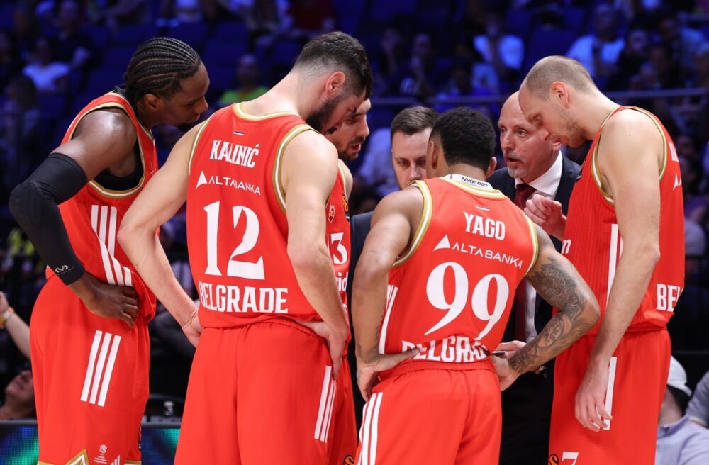 Saša Obradović sa košarkašima Crvene zvezde