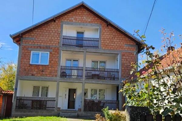 Uroš prodaje 2 kuće i plac za 59.000 evra! Imanje se nalazi na pola sata od Beograda, nudi i ovu gratis prostoriju