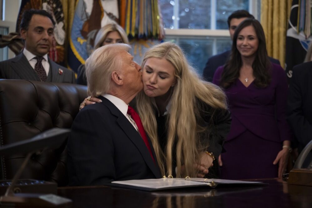 Poljubac Erike Kirk i Donalda Trampa koji je digao prašinu 