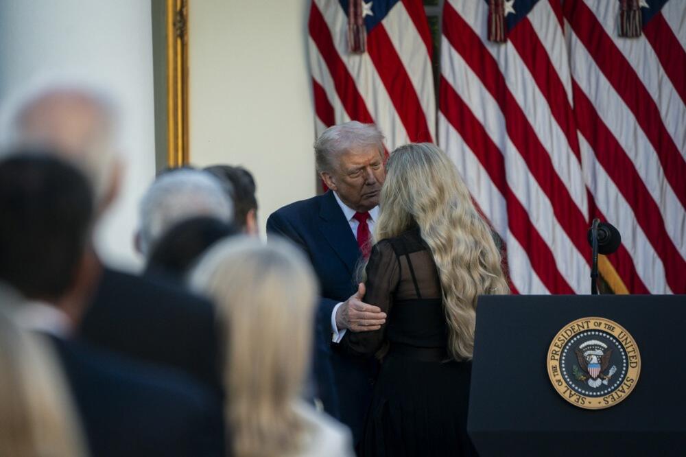 "KAKAV POKVARENI STARAC" Tramp i poznata plavušica zgrozila planetu, isplivao i snimak - "GADNO I ODVRATNO" (VIDEO)