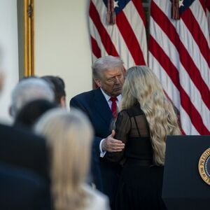 "KAKAV POKVARENI STARAC" Tramp i poznata plavušica zgrozila planetu, isplivao i snimak - "GADNO I ODVRATNO" (VIDEO)