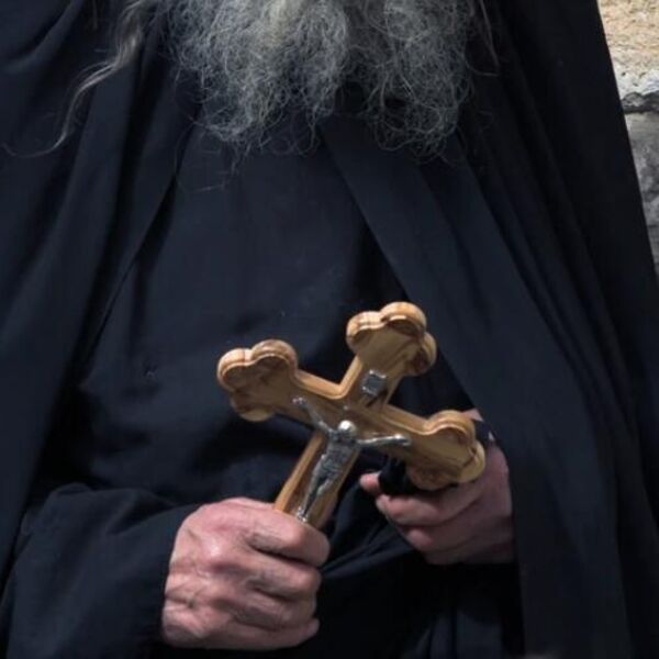 SVEŠTENIK BESAN OTIŠAO JER DOMAĆIN NIJE IMAO VIŠE OD 200 DINARA: Za svećenje vodice ima FIKSNU CENU, čovek ZANEMEO!