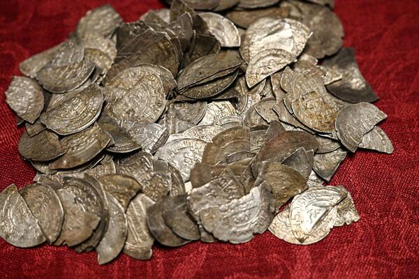 Ovaj čovek je našao 3.000 novčića koji imaju neverovatnu vrednost: Kad čujete ko se nalazi na njima, srušićete se!