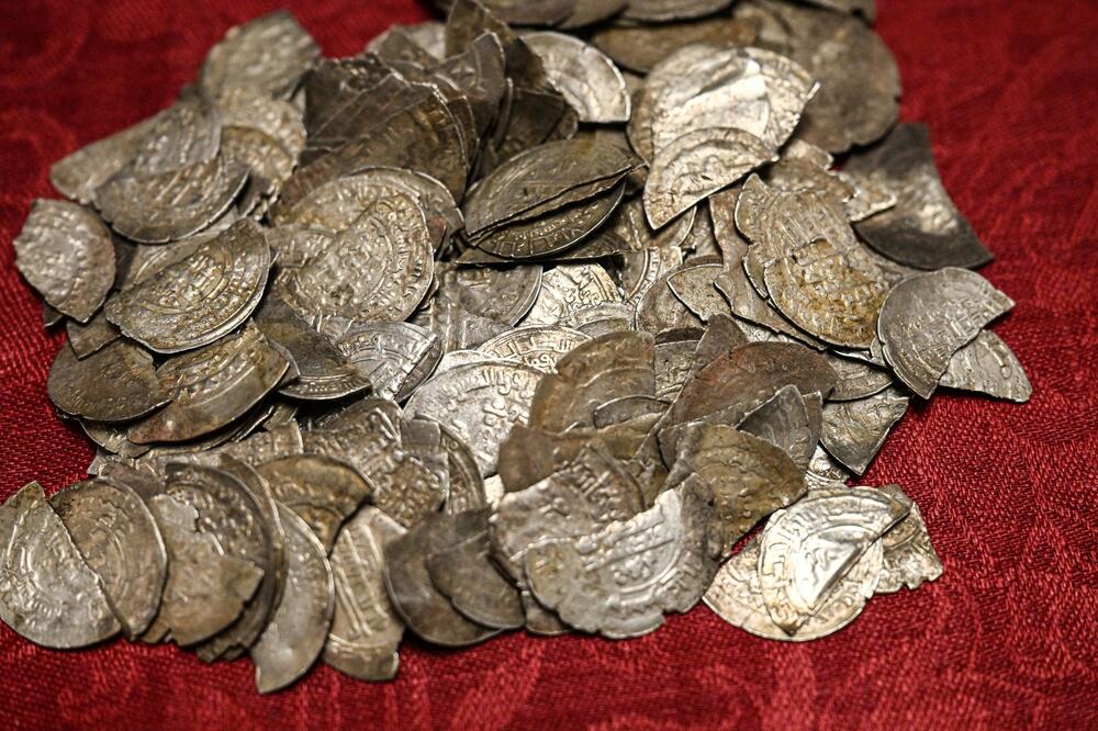 Ovaj čovek je našao 3.000 novčića koji imaju neverovatnu vrednost: Kad čujete ko se nalazi na njima, srušićete se!