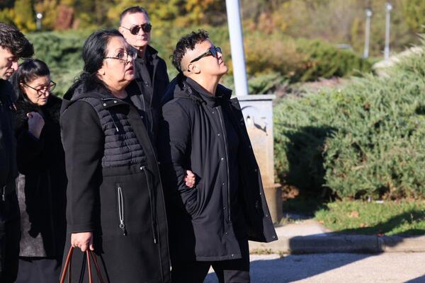 OVAKO JE GLASIO GOVOR MARIJE ŠERIFOVIĆ NA OČEVOJ SAHRANI! Jecaji odjekivali kapelom, nije mogla da ga ZAVRŠI