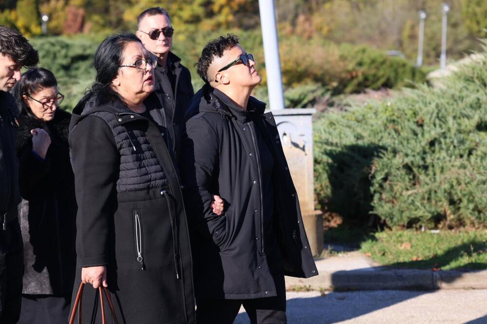 OVAKO JE GLASIO GOVOR MARIJE ŠERIFOVIĆ NA OČEVOJ SAHRANI! Jecaji odjekivali kapelom, nije mogla da ga ZAVRŠI