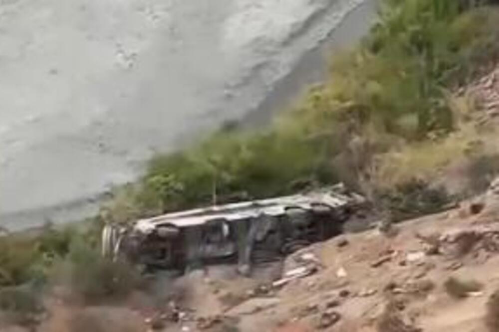 Autobus pao u provaliju duboku 200 metara, poginulo najmanje 37 osoba! Policija i vatrogasci na licu mesta (VIDEO)