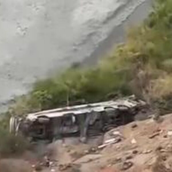 Autobus pao u provaliju duboku 200 metara, poginulo najmanje 37 osoba! Policija i vatrogasci na licu mesta (VIDEO)