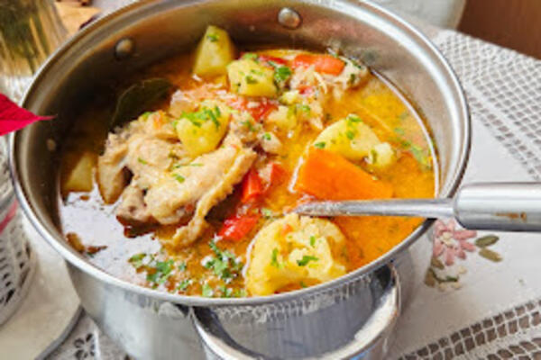 Najbolji pileći paprikaš, pravi ručak za dušu: Tajna je u triku sa posebnom zaprškom, obavezno probajte