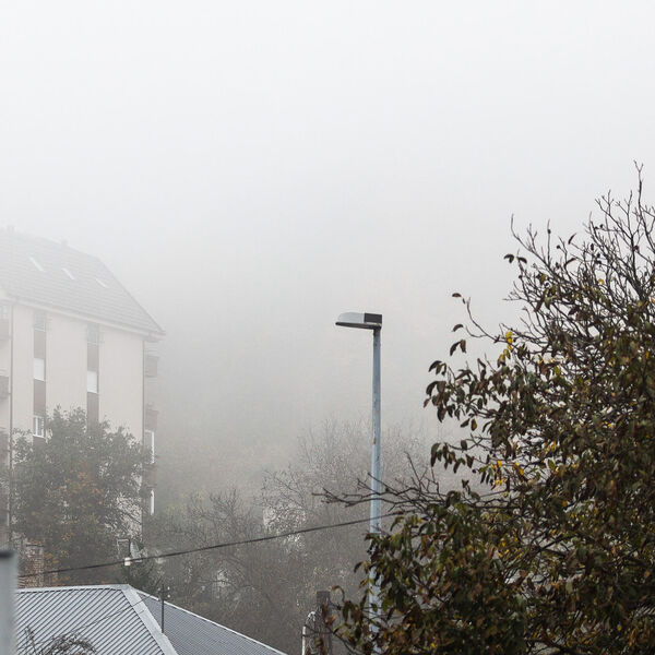 Vazduh u Srbiji pun "nevidljivih ubica"! Magla i smog nas ubijaju u kombinaciji, Srbi lože plastiku, obuću, drvo...