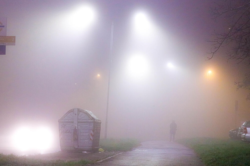 Čovek šeta po magli