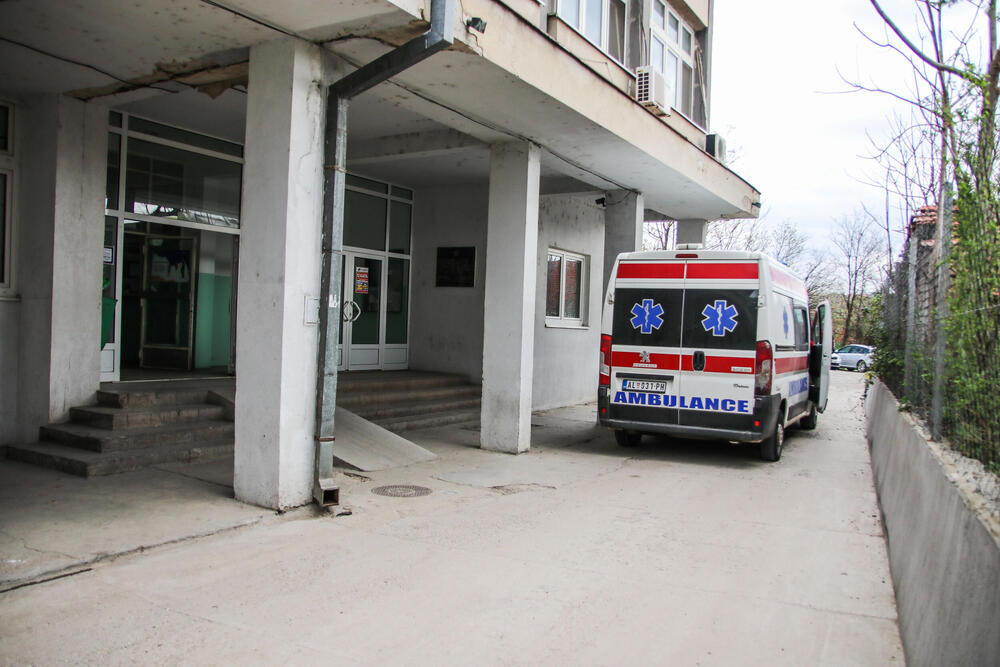 ŽENA (40) PALA SA VISINE NA VOŽVODCU: Hitno prevezena u bolnicu!