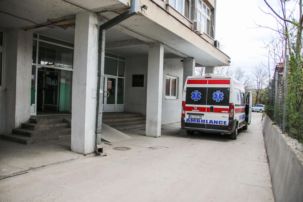 ŽENA (40) PALA SA VISINE NA VOŽVODCU: Hitno prevezena u bolnicu!