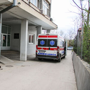 ŽENA (40) PALA SA VISINE NA VOŽVODCU: Hitno prevezena u bolnicu!