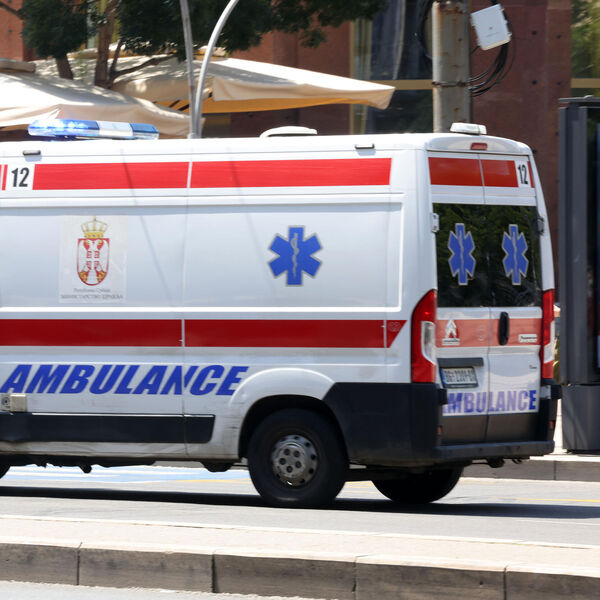 Od auta ništa nije ostalo, vatrogasci seku vozila da dođu do zarobljenih! Jezivi snimci saobraćajke u Novom Sadu