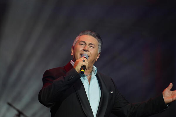 Decenijama su zajedno, a mnogi ne znaju da je ova pevačica žena Halida Muslimovića: Lepotom je očarala sve