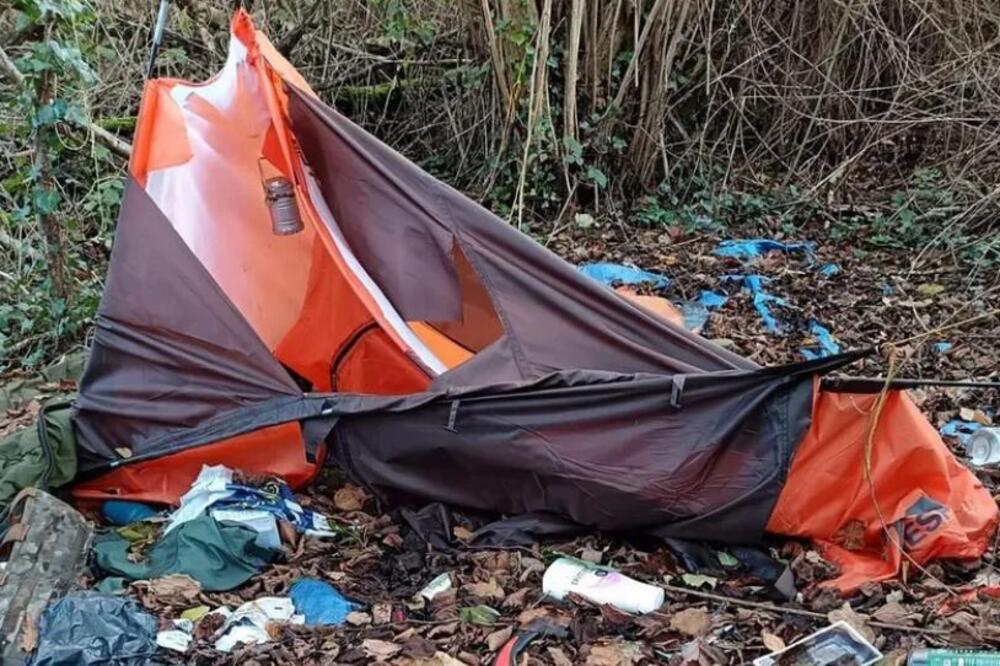 Šetao šumom, pa se skamenio u mestu od prizora! Među lišćem pronašao stvari koje ulivaju jezu i masku... (FOTO)