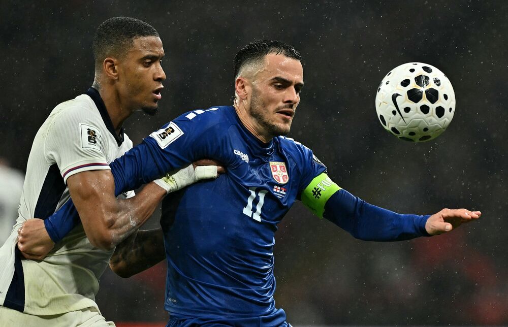 Filip Kostić na utakmici Engleske i Srbije u kvalifikacijama za Svetsko prvenstvo u fudbalu 2026. godine