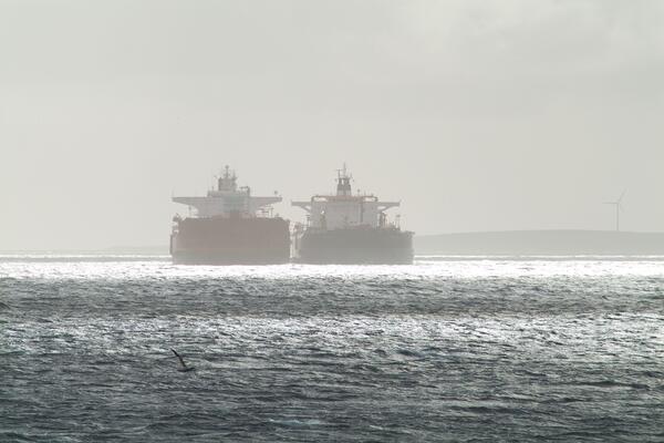 Flota iz senke i zombi tankeri: Kako Rusija zaobilazi zapadne sankcije na naftu, pogledajte samo šta su smislili!