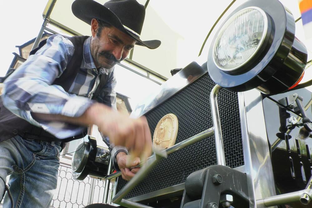 Rade iz Kragujevca duže od 2 godine ručno sklapao ljutu mašinu po uzoru na čuveno vozilo: Pogledajte kako izgleda