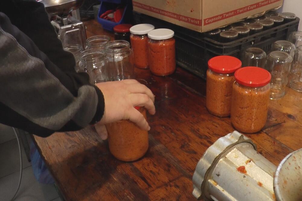 Vredna Branka iz Ježevice pravi i meša najbolji ajvar: Njene tegle se rasprodaju brzinom svetlosti
