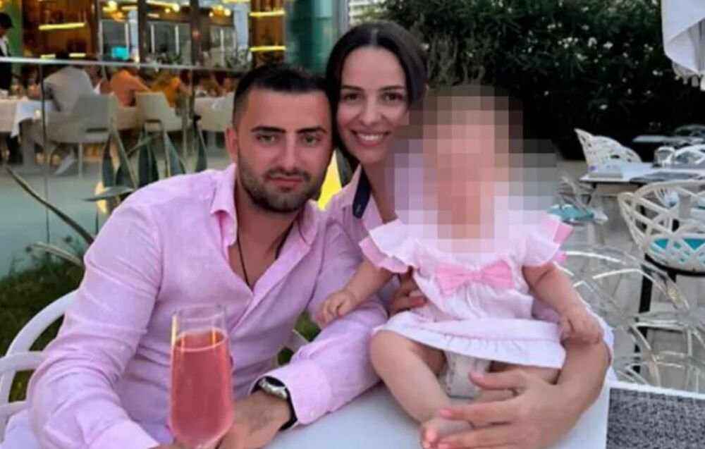 Mala Sara sa roditeljima 