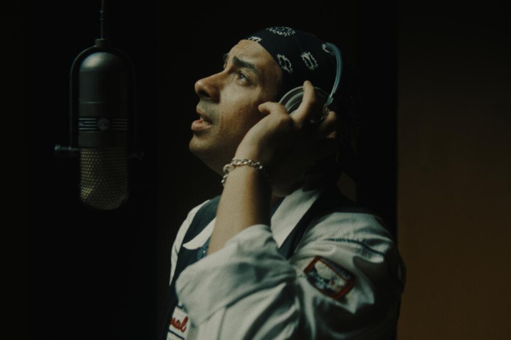 PRIČA O ŽIVOTU ČOVEKA TEŠKE SUDBINE, BOEMA I VLASNIKA NEPONOVLJIVOG GLASA – Nedelja, nova vikend serija na Kurir TV