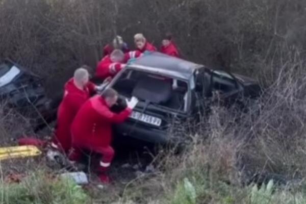 Jeziva nesreća kod Mladenovca: Žena automobilom sletela sa puta, ima povređenih, Hitna na licu mesta! (VIDEO)