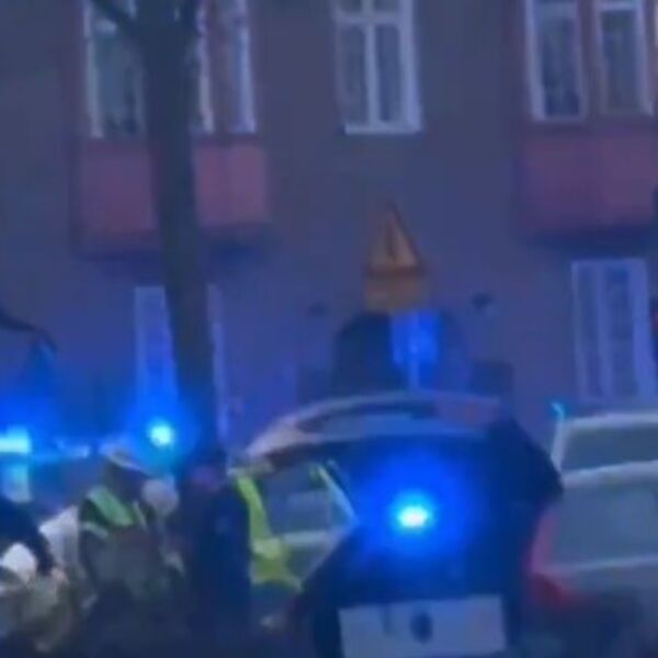 Horor u Stokholmu: Autobus uleteo u stanicu, broje se mrtvi! (VIDEO)