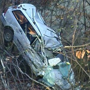 Teška nesreća kod Prijepolja: Sleteli u provaliju duboku 50 metara! (FOTO)