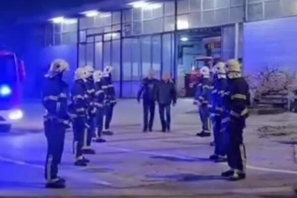 Kolege mu priredile dirljiv oproštaj: Vatrogasac Milan nije mogao da suzdrži suze, scena iz Užica se prepričava