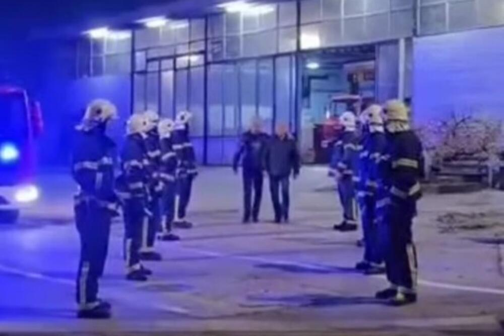 Kolege mu priredile dirljiv oproštaj: Vatrogasac Milan nije mogao da suzdrži suze, scena iz Užica se prepričava