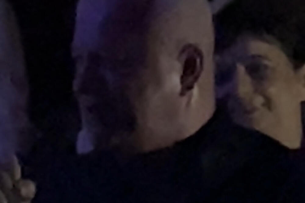 OD POLITIKE DO ROKA: Mlađan Dinkić uzeo mikrofon od pevača pa zapalio Beograđane - ESPRESO NA LICU MESTA (VIDEO)