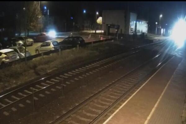 Voz se zakucao u automobil, petoro ljudi ostalo na mestu mrtvo: Ovaj snimak gledajte na svoju odgovornost (VIDEO)