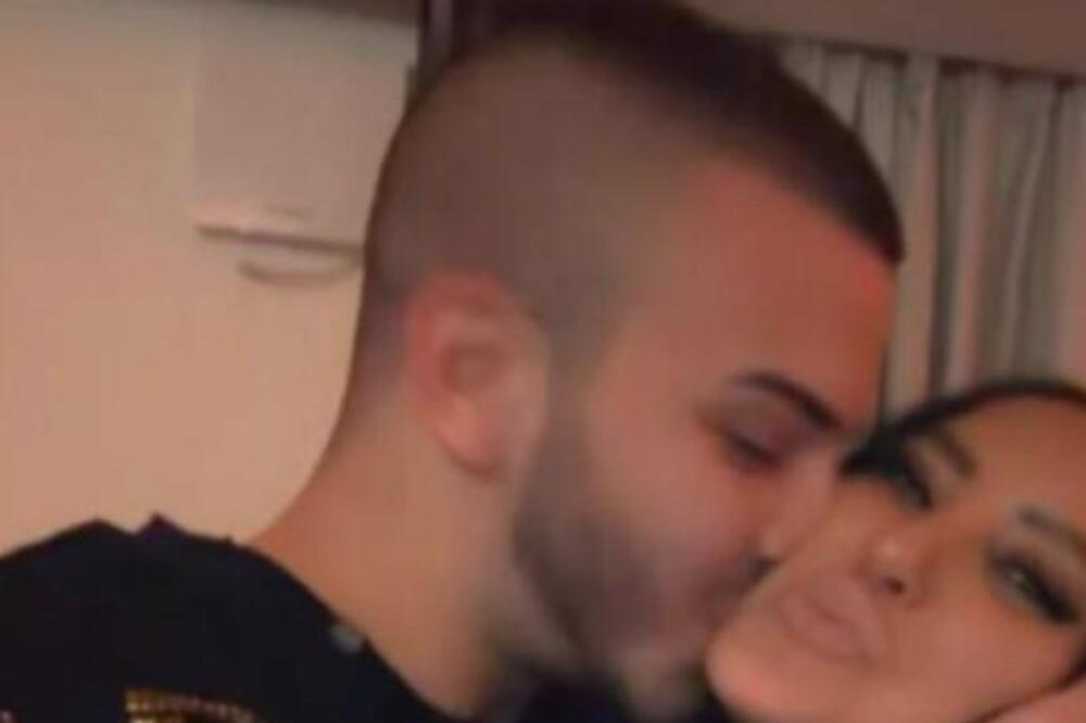 CELA NACIJA GLEDALA SNIMAK NA KOM SE ...! Bio intiman sa starletom, a sad je ISPONIŽAVAO! Au šta joj reče