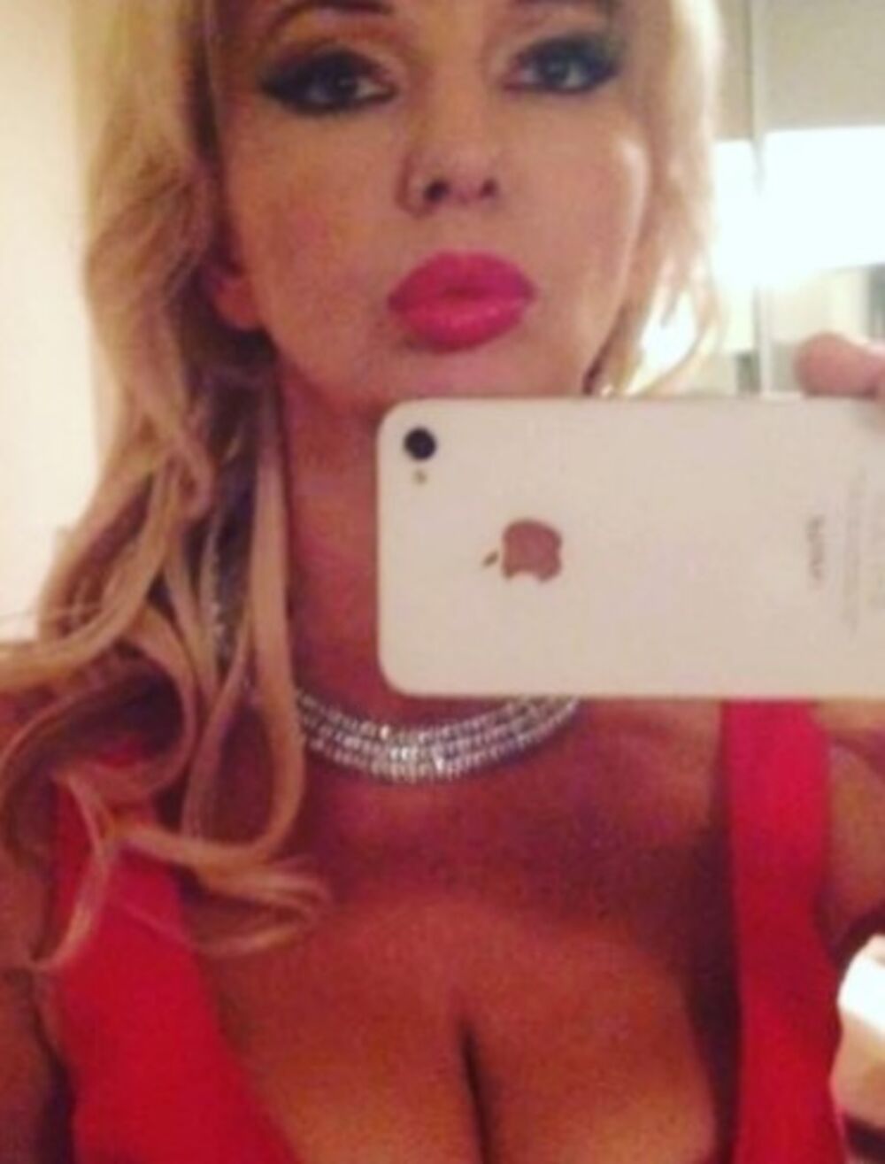 PRIČALO SE DA JE OVA ŽENA PREOTELA MUŽA SNEŽANI SAVIĆ! Tukla se u studiju, a sad pokazala DVE LOPTE