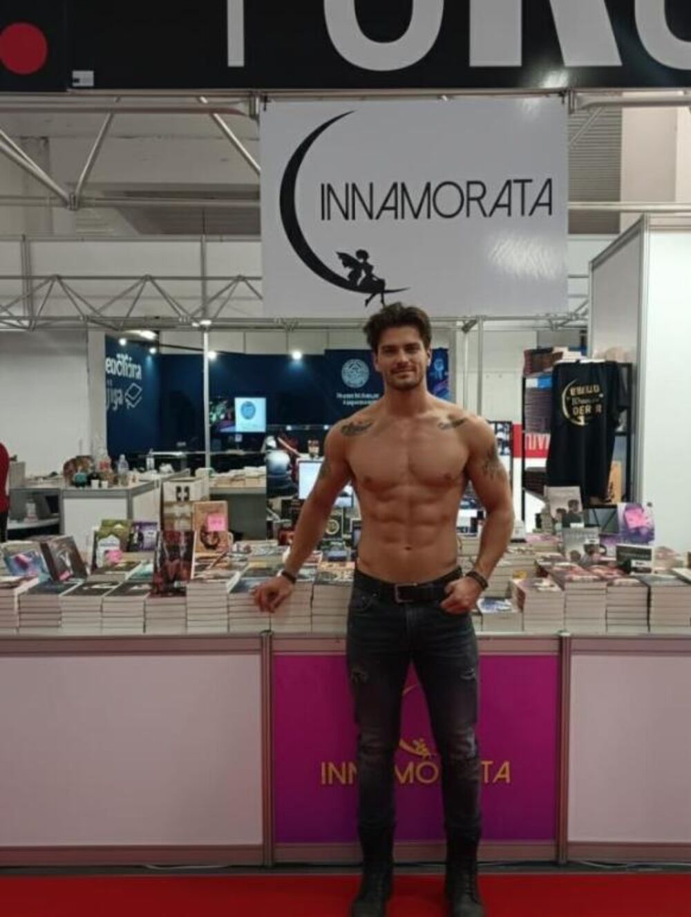 Goli muškarci na sajmu knjiga