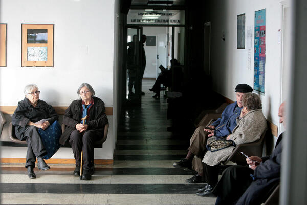 HOĆE LI NAS JOŠ NEŠTO SNAĆI? Čekaonice domova zdravlja prepune LJUDI - NOVI VIRUS pokosio čak i SRPSKU DECU