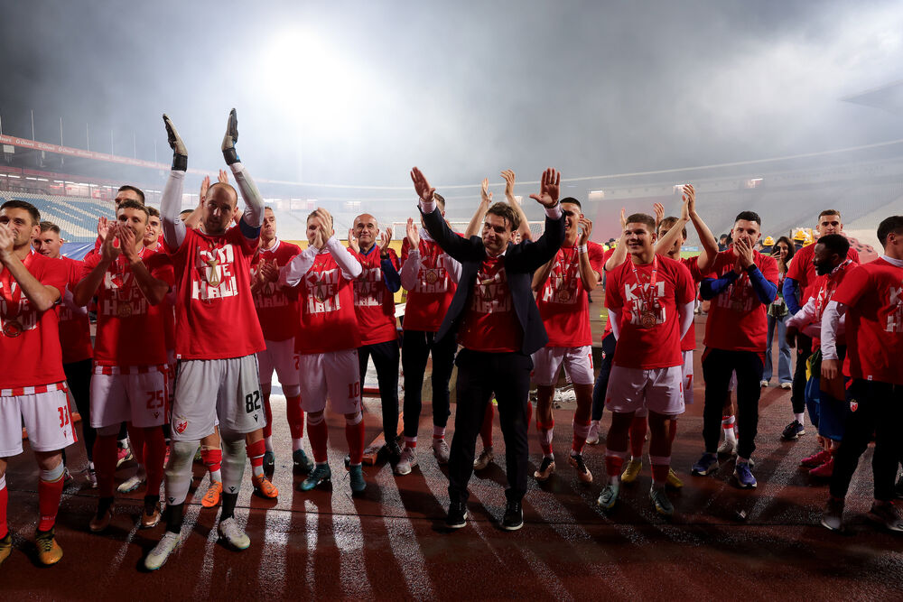 Miloš Milojević dobija skandiranje severne tribine posle osvojene duple krune bez poraza