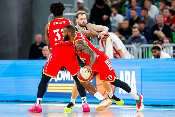 Zvezda izdala saopštenje posle sporne dvojke/trojke Mekintajera: Sudijska trojka direktno skrojila ishod utakmice