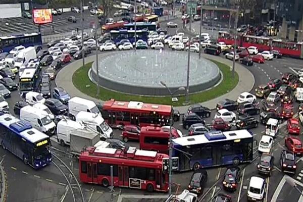 NA SLAVIJI NEMA GDE IGLA DA PADNE, KRUŽNI TOKOVI KRCATI, KA PANČEVCU KOLONE IZ 2 KRAKA: Beograd više ne funkcioniše