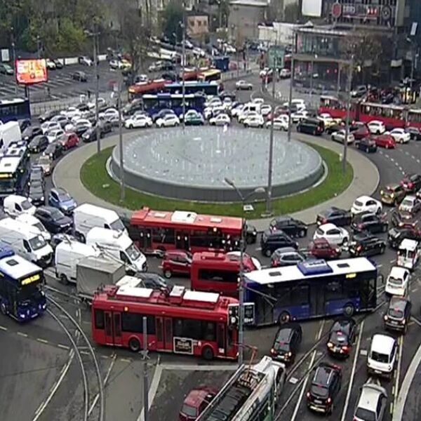 NA SLAVIJI NEMA GDE IGLA DA PADNE, KRUŽNI TOKOVI KRCATI, KA PANČEVCU KOLONE IZ 2 KRAKA: Beograd više ne funkcioniše