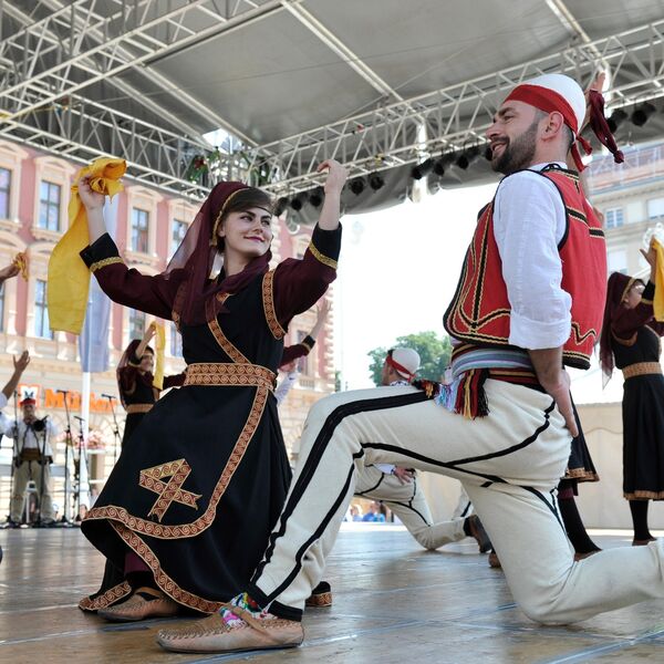 Zbog svadbe trudne Srpkinje i Albanca proradio nacionalizam! Popljuvali ih samo tako: "Ti si svoje srpsko izdala"