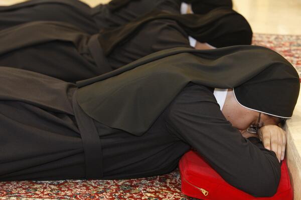 PRAVOSLAVCI SE STIDE MONAHINJE MARINE! Tvrdila da leči, a kad je RACIJA upala u manastir našli su POLUGOLE ŽENE u..